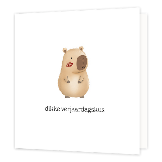 Dikke verjaardagskus - Formaat: Klein - Vorm: Vierkant - Verjaardagskaart - Op deze wenskaart staat een illustratie van een schattige, beige capibara met een rode lippenstiftkus op zijn wang. Onder het diertje staat de tekst "dikke verjaardagskus". - Snelwenskaart
