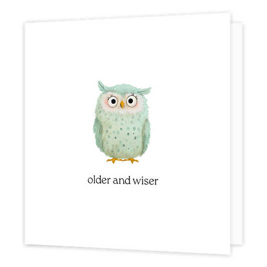 Older and wiser - Formaat: Normaal - Vorm: Vierkant - Verjaardagskaart - Op deze wenskaart staat een uil met daaronder de tekst: "Older and wiser". - Snelwenskaart