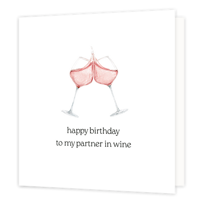 Happy birthday to my partner in wine - Formaat: Klein - Vorm: Vierkant - Verjaardagskaart - Op deze wenskaart staan twee wijnglazen afgebeeld die tegen elkaar worden geproost, waarbij een beetje van de roze drank over de rand spat. De glazen zijn gevuld met een bruisende, lichtroze wijn. Onder de glazen staat de tekst "happy birthday to my partner in wine". - Snelwenskaart