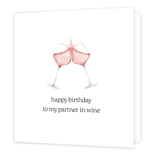 Happy birthday to my partner in wine - Formaat: Klein - Vorm: Vierkant - Verjaardagskaart - Op deze wenskaart staan twee wijnglazen afgebeeld die tegen elkaar worden geproost, waarbij een beetje van de roze drank over de rand spat. De glazen zijn gevuld met een bruisende, lichtroze wijn. Onder de glazen staat de tekst "happy birthday to my partner in wine". - Snelwenskaart