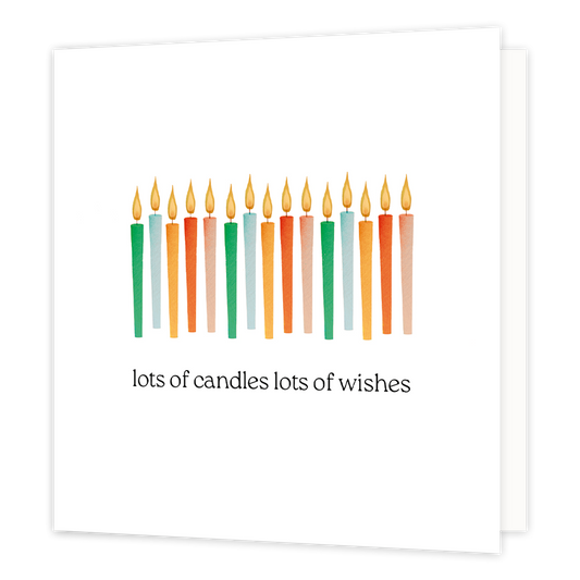 Lots of candles lots of wishes - Formaat: Normaal - Vorm: Vierkant - Verjaardagskaart - Op deze wenskaart staan kaarsen op een witte achtergrond met daaronder de tekst: "Lots of candles lots of wishes". - Snelwenskaart