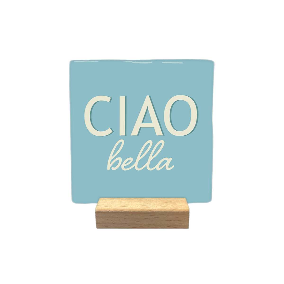 Ciao bella - Decoratie tegel - Formaat: - Op deze decoratietegel staat de tekst "CIAO" in grote, crèmekleurige hoofdletters met daaronder in kleinere, sierlijke letters "bella". Het ontwerp is gecentreerd op een lichtblauwe achtergrond - Snelwenskaart