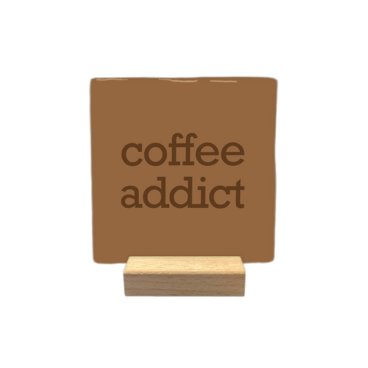 Coffee addict - Decoratie tegel - Formaat: - Op deze decoratietegel staat de tekst "coffee addict" in donkerbruine letters. De tekst is gecentreerd op een bruine achtergrond. - Snelwenskaart