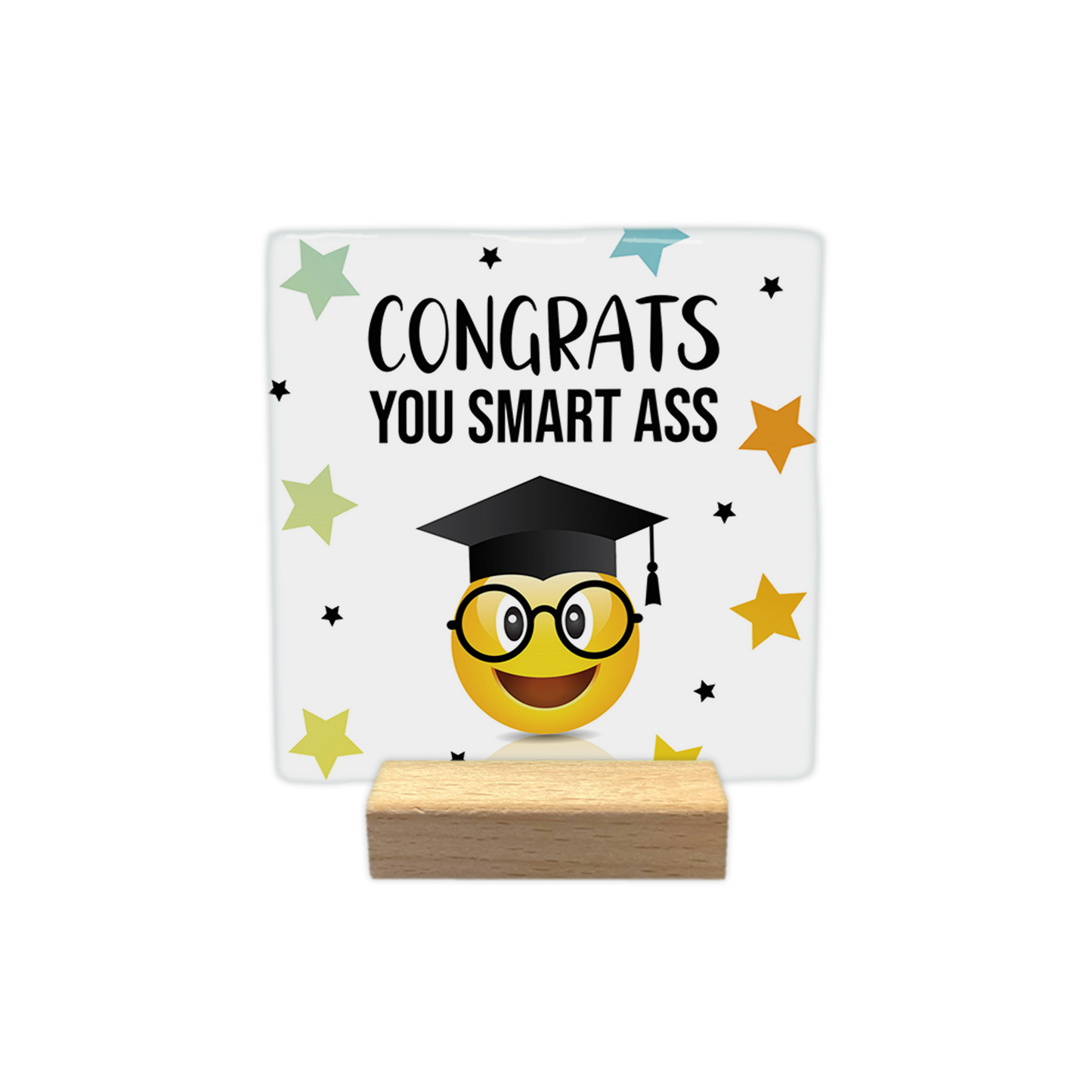 Congrats you smart ass - Decoratie tegel - Formaat: - Op deze decoratie tegel staat een gele smiley met ronde bril en een afstudeerhoed op. Op de achtergrond staan gekleurde sterren en zwarte stippen. Boven de smiley staat in het zwart de tekst 'Congrats you smart ass'. - Snelwenskaart