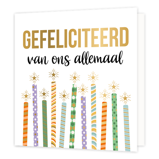 XL - Gefeliciteerd van ons allemaal - Formaat: Groot - Vorm: Vierkant - Felicitatiekaart - Op deze wenskaart staan kaarsen die versiert zijn met stippen en strepen, op een witte achtergrond. Boven de illustratie staat de tekst: "Gefeliciteerd van ons allemaal". - Snelwenskaart