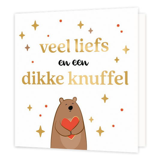 Op deze wenskaart staat de tekst: "Veel liefs en een dikke knuffel" met een beer eronder die een hartje vasthoudt.