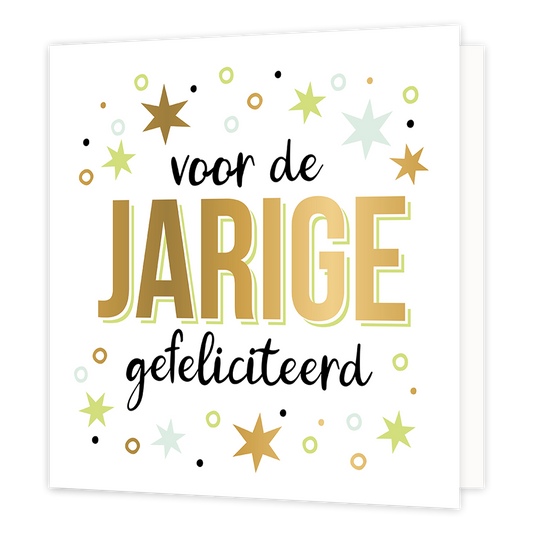 XL - Voor de jarige - Formaat: Groot - Vorm: Vierkant - Verjaardagskaart - Op deze wenskaart staan sterren en stippen in de kleuren goud, groen, blauw en zwart. In het midden staat de tekst: "Voor de jarige gefeliciteerd". - Snelwenskaart