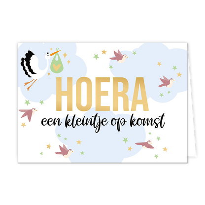  Op deze wenskaart staat een ooievaar en vijf vogels. In het midden van de kaart staat in het goud de tekst 'Hoera' en daaronder in het zwart de tekst 'een kleintje op komst'. 