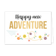 Happy new adventure - Formaat: Standaard - Vorm: Liggend - Succes kaart - Op deze wenskaart staat een papieren vliegtuigje die een gouden lijn achterlaat, omringt door bloemen. Boven de illustratie staat de tekst: "Happy new adventure". - Snelwenskaart