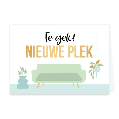 Te gek! Nieuwe plek - Formaat: Standaard - Vorm: Liggend - Woningkaart - Op deze wenskaart staat een lichte, pastelgroene bank afgebeeld tegen een witte achtergrond, met aan de linkerzijde een blauwe vaas met bloemen en aan de rechterzijde een hangplant in een macramé hanger. Boven de bank staat grote tekst gedrukt: bovenaan in cursieve, zwarte letters Te gek! en daaronder in grote, gouden hoofdletters NIEUWE PLEK. - Snelwenskaart