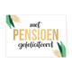 Met pensioen gefeliciteerd - Formaat: Standaard - Vorm: Liggend - Pensioenkaart - Op deze wenskaart staat een witte achtergrond met in de hoeken decoratieve bladeren en palmbladeren in tinten van goud, donkergroen en lichtgroen. Centraal op de kaart staat in het midden de grote, gouden tekst PENSIOEN, met daarboven in cursieve, zwarte letters het woord met en daaronder eveneens in cursieve, zwarte letters het woord gefeliciteerd. - Snelwenskaart