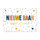 Nieuwe baan - Formaat: Standaard - Vorm: Liggend - Succes kaart - Op deze wenskaart staan zwarte stippen met sterren in de kleuren oranje, rood, groen, blauw en goud. In het midden staat de tekst: "Nieuwe baan gefeliciteerd". - Snelwenskaart