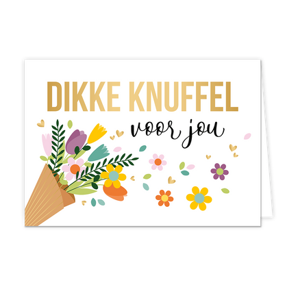 Dikke knuffel voor jou - Formaat: Normaal - Vorm: Liggend - Vriendschapskaart - Op deze wenskaart staat een kleurrijke illustratie van een boeket bloemen in een bruine papieren wikkel tegen een witte achtergrond, waarbij losse bloemetjes, blaadjes en goudkleurige hartjes naar rechts lijken te dwarrelen. Bovenaan de kaart staat de tekst "DIKKE KNUFFEL" in grote, goudkleurige blokletters, gevolgd door "voor jou" in een sierlijk zwart handgeschreven lettertype. Het boeket bevat diverse bloemsoorten in kleuren