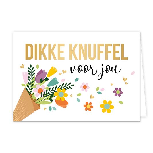 Dikke knuffel voor jou - Formaat: Normaal - Vorm: Liggend - Vriendschapskaart - Op deze wenskaart staat een kleurrijke illustratie van een boeket bloemen in een bruine papieren wikkel tegen een witte achtergrond, waarbij losse bloemetjes, blaadjes en goudkleurige hartjes naar rechts lijken te dwarrelen. Bovenaan de kaart staat de tekst "DIKKE KNUFFEL" in grote, goudkleurige blokletters, gevolgd door "voor jou" in een sierlijk zwart handgeschreven lettertype. Het boeket bevat diverse bloemsoorten in kleuren