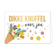 Dikke knuffel voor jou - Formaat: Standaard - Vorm: Liggend - Vriendschapskaart - Op deze wenskaart staat een kleurrijke illustratie van een boeket bloemen in een bruine papieren wikkel tegen een witte achtergrond, waarbij losse bloemetjes, blaadjes en goudkleurige hartjes naar rechts lijken te dwarrelen. Bovenaan de kaart staat de tekst "DIKKE KNUFFEL" in grote, goudkleurige blokletters, gevolgd door "voor jou" in een sierlijk zwart handgeschreven lettertype. Het boeket bevat diverse bloemsoorten in kleur