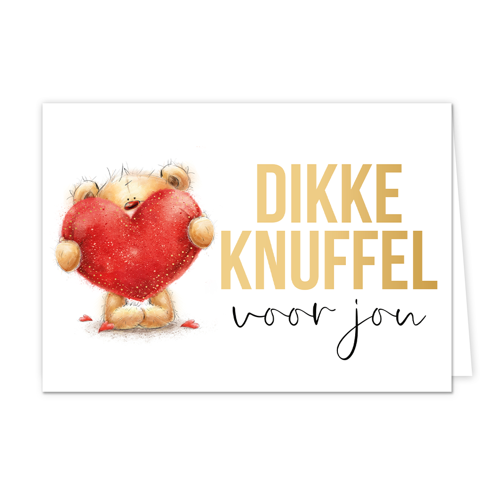 Dikke knuffel voor jou - Formaat: Normaal - Vorm: Liggend - Vriendschapskaart - Op deze wenskaart staat een illustratie van een pluizige teddybeer die een groot, rood hart met gouden glitters vasthoudt tegen een witte achtergrond. Rechts van de beer staat de tekst "DIKKE KNUFFEL" in grote, goudkleurige blokletters, met daaronder "voor jou" in een sierlijk zwart handgeschreven lettertype. Rond de voeten van de beer liggen enkele kleine rode hartjes verspreid. - Snelwenskaart