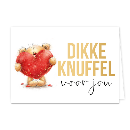Dikke knuffel voor jou - Formaat: Normaal - Vorm: Liggend - Vriendschapskaart - Op deze wenskaart staat een illustratie van een pluizige teddybeer die een groot, rood hart met gouden glitters vasthoudt tegen een witte achtergrond. Rechts van de beer staat de tekst "DIKKE KNUFFEL" in grote, goudkleurige blokletters, met daaronder "voor jou" in een sierlijk zwart handgeschreven lettertype. Rond de voeten van de beer liggen enkele kleine rode hartjes verspreid. - Snelwenskaart