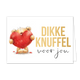 Dikke knuffel voor jou - Formaat: Standaard - Vorm: Liggend - Vriendschapskaart - Op deze wenskaart staat een illustratie van een pluizige teddybeer die een groot, rood hart met gouden glitters vasthoudt tegen een witte achtergrond. Rechts van de beer staat de tekst "DIKKE KNUFFEL" in grote, goudkleurige blokletters, met daaronder "voor jou" in een sierlijk zwart handgeschreven lettertype. Rond de voeten van de beer liggen enkele kleine rode hartjes verspreid. - Snelwenskaart