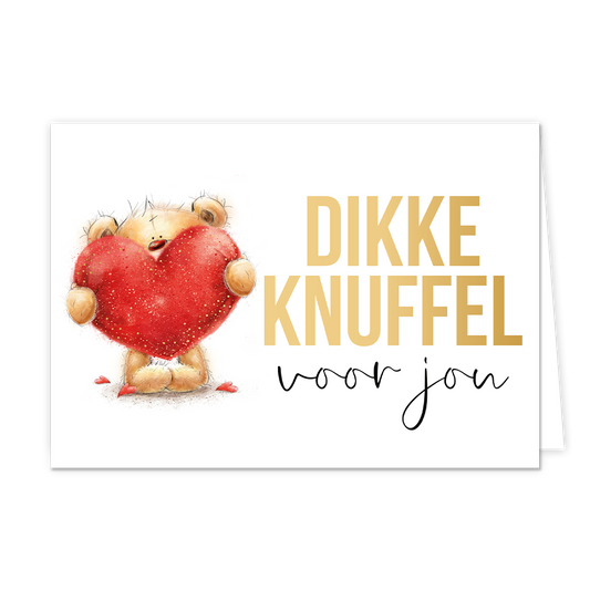 Op deze wenskaart staat een illustratie van een pluizige teddybeer die een groot, rood hart met gouden glitters vasthoudt tegen een witte achtergrond. Rechts van de beer staat de tekst "DIKKE KNUFFEL" in grote, goudkleurige blokletters, met daaronder "voor jou" in een sierlijk zwart handgeschreven lettertype. Rond de voeten van de beer liggen enkele kleine rode hartjes verspreid.