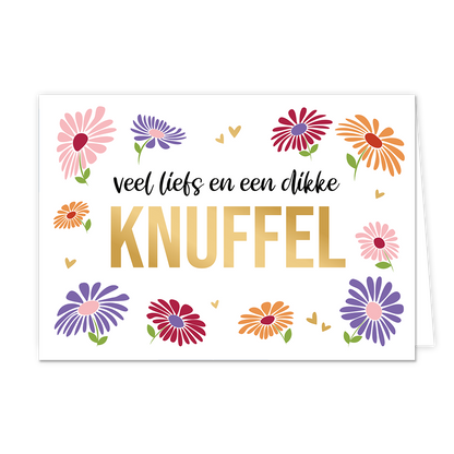 Veel liefs en een dikke knuffel - Formaat: Normaal - Vorm: Liggend - Vriendschapskaart - Op deze wenskaart staan meerdere gekleurde bloemen. Tussen de bloemen staan een aantal kleine harten. In het midden van de kaart staat in het zwart de tekst 'veel liefs en een dikke' daaronder staat in het goud de tekst 'knuffel'. - Snelwenskaart