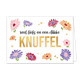 Veel liefs en een dikke knuffel - Formaat: Standaard - Vorm: Liggend - Vriendschapskaart - Op deze wenskaart staan meerdere gekleurde bloemen. Tussen de bloemen staan een aantal kleine harten. In het midden van de kaart staat in het zwart de tekst 'veel liefs en een dikke' daaronder staat in het goud de tekst 'knuffel'. - Snelwenskaart