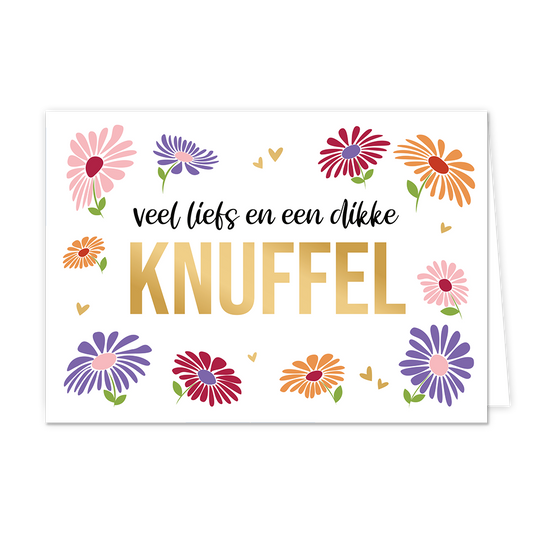 Op deze wenskaart staan meerdere gekleurde bloemen. Tussen de bloemen staan een aantal kleine harten. In het midden van de kaart staat in het zwart de tekst 'veel liefs en een dikke' daaronder staat in het goud de tekst 'knuffel'.