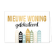 Nieuwe woning gefeliciteerd - Formaat: Standaard - Vorm: Liggend - Woningkaart - Op deze wenskaart staan huizen in de kleuren goud, groen, zwart en blauw. Daarboven staat de tekst: "Nieuwe woning gefeliciteerd". - Snelwenskaart