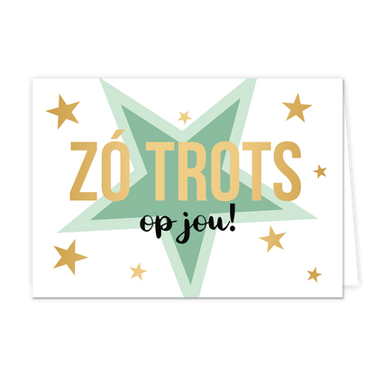 Zo trots op jou - Formaat: Normaal - Vorm: Liggend - Complimentenkaart - Op deze wenskaart staat een grote groene ster met daarom heen gouden sterren. In het midden staat de tekst: "Zó trots op jou!". - Snelwenskaart