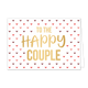 To the happy couple - Formaat: Standaard - Vorm: Liggend - Huwelijkskaart - Op deze wenskaart staat de goudkleurige tekst "TO THE HAPPY COUPLE" centraal tegen een witte achtergrond. Het woord "HAPPY" is uitgevoerd in een sierlijk, handgeschreven lettertype, terwijl de overige woorden in strakke blokletters staan. De tekst wordt omringd door een regelmatig patroon van kleine hartjes in verschillende tinten rood en roze. - Snelwenskaart