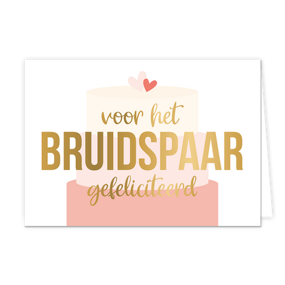 Voor het bruidspaar gefeliciteerd - Formaat: Normaal - Vorm: Liggend - Huwelijkskaart - Op deze wenskaart staat een taart in de kleuren roze, beige en wit met twee hartjes bovenop. In het midden staat de tekst: "Voor het bruidspaar gefeliciteerd". - Snelwenskaart