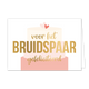 Voor het bruidspaar gefeliciteerd - Formaat: Standaard - Vorm: Liggend - Huwelijkskaart - Op deze wenskaart staat een taart in de kleuren roze, beige en wit met twee hartjes bovenop. In het midden staat de tekst: "Voor het bruidspaar gefeliciteerd". - Snelwenskaart