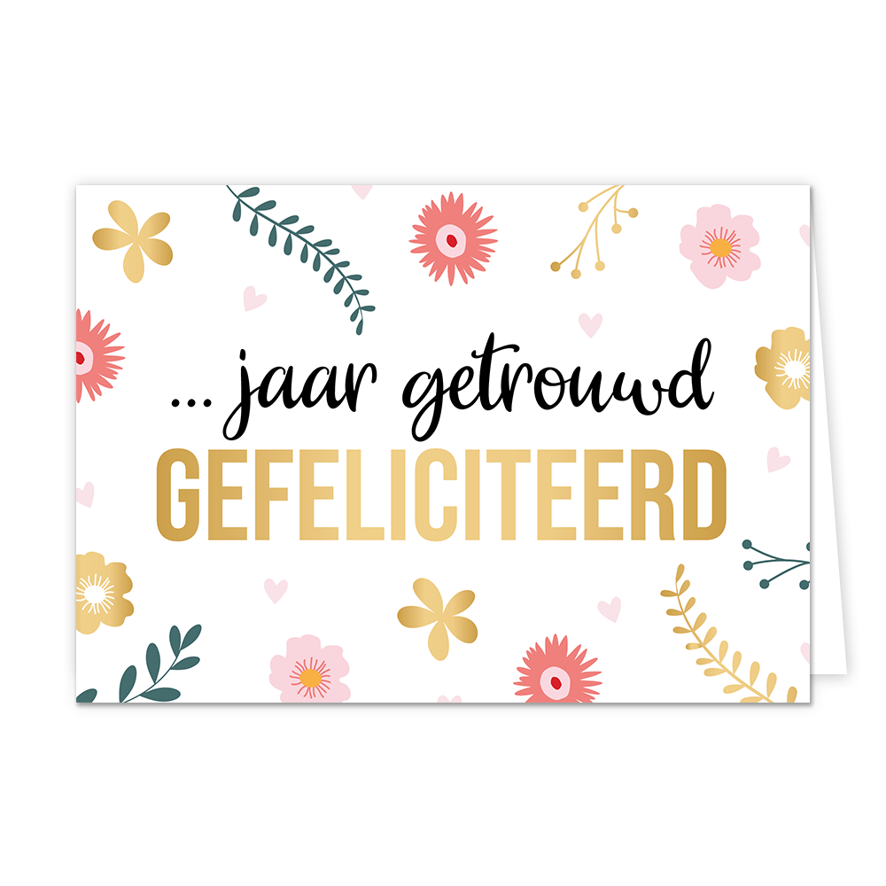 x jaar getrouwd gefeliciteerd - Formaat: Normaal - Vorm: Liggend - Huwelijkskaart - Op deze wenskaart staat de tekst "... jaar getrouwd GEFELICITEERD" centraal tegen een witte achtergrond. Het woord "GEFELICITEERD" is uitgevoerd in grote, goudkleurige blokletters, terwijl de rest van de zin in een zwart, sierlijk handgeschreven lettertype is geplaatst. De tekst wordt omringd door vrolijke illustraties van bloemen in roze en goud, groene takjes en kleine lichtroze hartjes. - Snelwenskaart