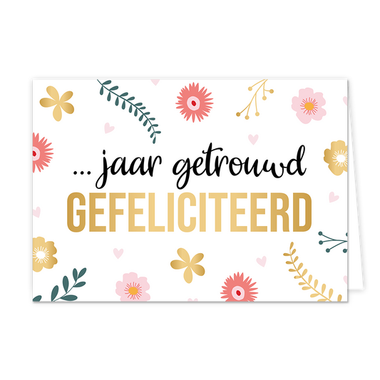 x jaar getrouwd gefeliciteerd - Formaat: Normaal - Vorm: Liggend - Huwelijkskaart - Op deze wenskaart staat de tekst "... jaar getrouwd GEFELICITEERD" centraal tegen een witte achtergrond. Het woord "GEFELICITEERD" is uitgevoerd in grote, goudkleurige blokletters, terwijl de rest van de zin in een zwart, sierlijk handgeschreven lettertype is geplaatst. De tekst wordt omringd door vrolijke illustraties van bloemen in roze en goud, groene takjes en kleine lichtroze hartjes. - Snelwenskaart