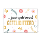 x jaar getrouwd gefeliciteerd - Formaat: Standaard - Vorm: Liggend - Huwelijkskaart - Op deze wenskaart staat de tekst "... jaar getrouwd GEFELICITEERD" centraal tegen een witte achtergrond. Het woord "GEFELICITEERD" is uitgevoerd in grote, goudkleurige blokletters, terwijl de rest van de zin in een zwart, sierlijk handgeschreven lettertype is geplaatst. De tekst wordt omringd door vrolijke illustraties van bloemen in roze en goud, groene takjes en kleine lichtroze hartjes. - Snelwenskaart