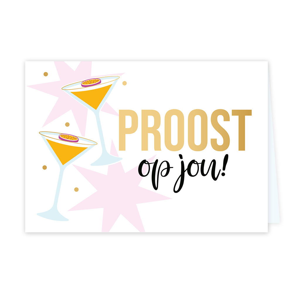 Proost op jou! - Formaat: Standaard - Vorm: Liggend - Proost kaart - Op deze wenskaart staat een witte achtergrond met aan de linkerzijde twee cocktailglazen (gevuld met een gele drank en gegarneerd met een schijfje passievrucht) tegen een achtergrond van lichtroze sterren en gouden stippen. Aan de rechterkant staat grote tekst: bovenaan in grote, gouden hoofdletters PROOST en daaronder in speelse, zwarte letters op jou! - Snelwenskaart