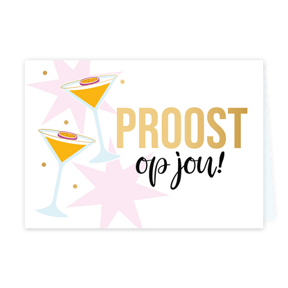 Proost op jou! - Formaat: Standaard - Vorm: Liggend - Proost kaart - Op deze wenskaart staat een witte achtergrond met aan de linkerzijde twee cocktailglazen (gevuld met een gele drank en gegarneerd met een schijfje passievrucht) tegen een achtergrond van lichtroze sterren en gouden stippen. Aan de rechterkant staat grote tekst: bovenaan in grote, gouden hoofdletters PROOST en daaronder in speelse, zwarte letters op jou! - Snelwenskaart