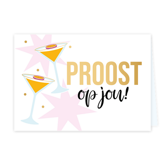 Proost op jou! - Formaat: Standaard - Vorm: Liggend - Proost kaart - Op deze wenskaart staat een witte achtergrond met aan de linkerzijde twee cocktailglazen (gevuld met een gele drank en gegarneerd met een schijfje passievrucht) tegen een achtergrond van lichtroze sterren en gouden stippen. Aan de rechterkant staat grote tekst: bovenaan in grote, gouden hoofdletters PROOST en daaronder in speelse, zwarte letters op jou! - Snelwenskaart