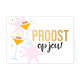 Proost op jou! - Formaat: Standaard - Vorm: Liggend - Proost kaart - Op deze wenskaart staat een witte achtergrond met aan de linkerzijde twee cocktailglazen (gevuld met een gele drank en gegarneerd met een schijfje passievrucht) tegen een achtergrond van lichtroze sterren en gouden stippen. Aan de rechterkant staat grote tekst: bovenaan in grote, gouden hoofdletters PROOST en daaronder in speelse, zwarte letters op jou! - Snelwenskaart