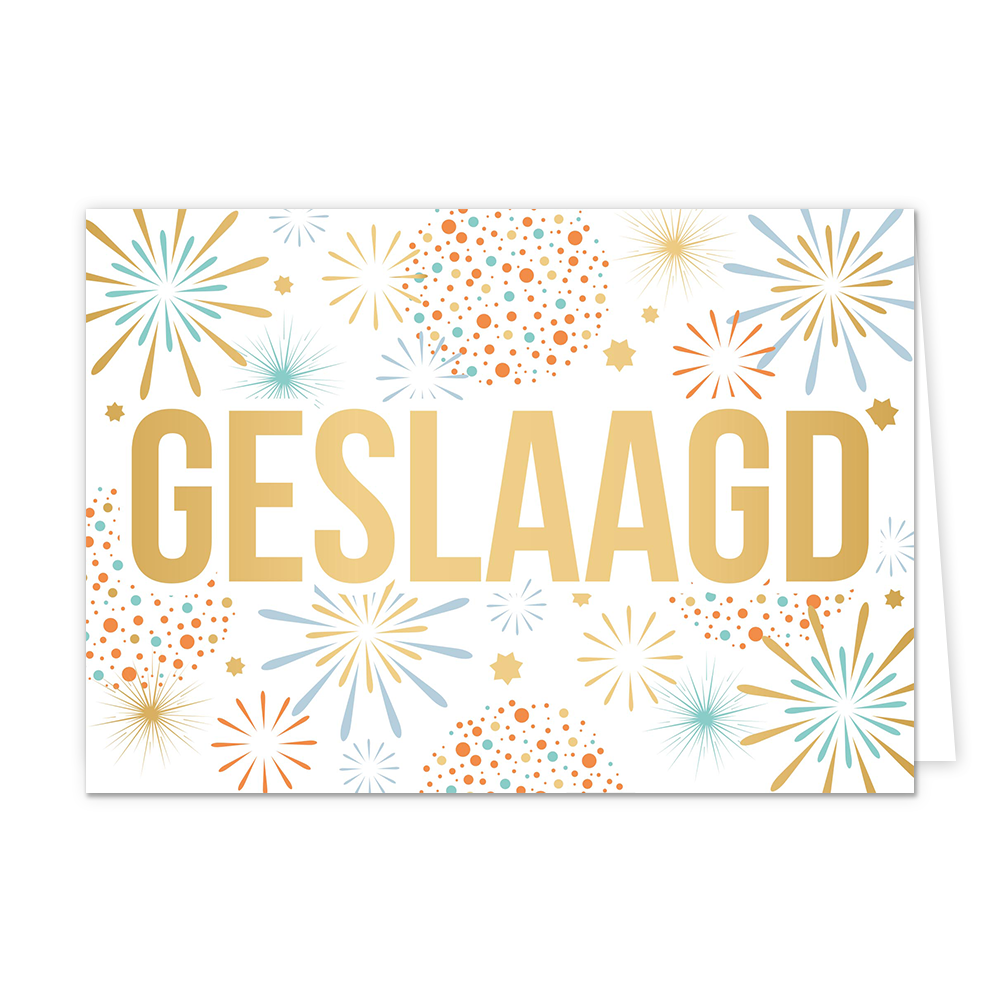 Geslaagd - Formaat: Standaard - Vorm: Liggend - Geslaagd kaart - Op deze wenskaart staat in het groot de goudkleurige tekst "GESLAAGD" centraal afgebeeld tegen een witte achtergrond. Rondom deze tekst is een feestelijke illustratie te zien van diverse vuurwerkbarsten en explosies in de kleuren goud, lichtblauw en oranje. Tussen het vuurwerk bevinden zich ook kleine stipjes en sterachtige vormen in dezelfde kleurstelling. - Snelwenskaart