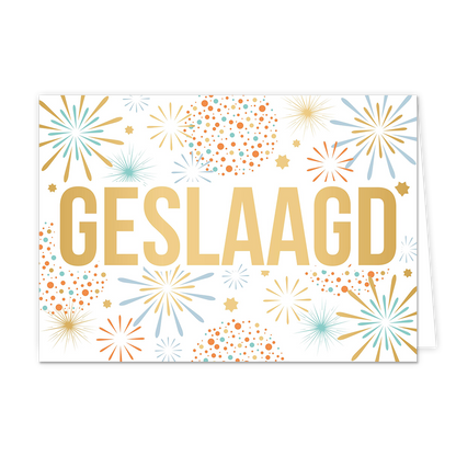 Geslaagd - Formaat: Standaard - Vorm: Liggend - Geslaagd kaart - Op deze wenskaart staat in het groot de goudkleurige tekst "GESLAAGD" centraal afgebeeld tegen een witte achtergrond. Rondom deze tekst is een feestelijke illustratie te zien van diverse vuurwerkbarsten en explosies in de kleuren goud, lichtblauw en oranje. Tussen het vuurwerk bevinden zich ook kleine stipjes en sterachtige vormen in dezelfde kleurstelling. - Snelwenskaart