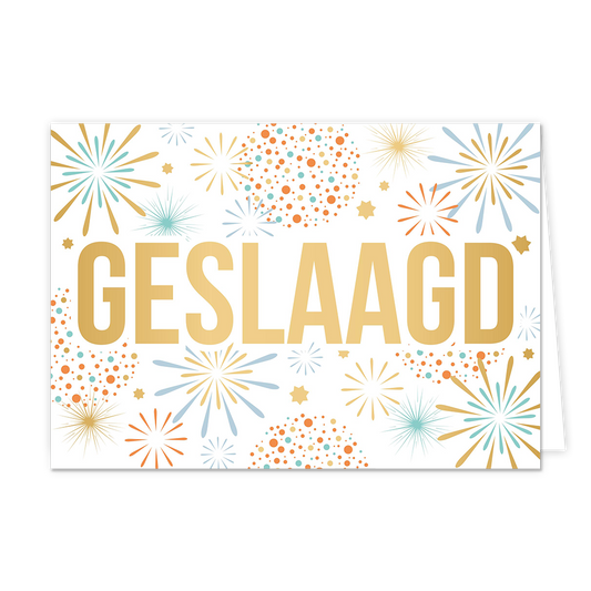 Geslaagd - Formaat: Standaard - Vorm: Liggend - Geslaagd kaart - Op deze wenskaart staat in het groot de goudkleurige tekst "GESLAAGD" centraal afgebeeld tegen een witte achtergrond. Rondom deze tekst is een feestelijke illustratie te zien van diverse vuurwerkbarsten en explosies in de kleuren goud, lichtblauw en oranje. Tussen het vuurwerk bevinden zich ook kleine stipjes en sterachtige vormen in dezelfde kleurstelling. - Snelwenskaart