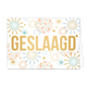 Geslaagd - Formaat: Standaard - Vorm: Liggend - Geslaagd kaart - Op deze wenskaart staat in het groot de goudkleurige tekst "GESLAAGD" centraal afgebeeld tegen een witte achtergrond. Rondom deze tekst is een feestelijke illustratie te zien van diverse vuurwerkbarsten en explosies in de kleuren goud, lichtblauw en oranje. Tussen het vuurwerk bevinden zich ook kleine stipjes en sterachtige vormen in dezelfde kleurstelling. - Snelwenskaart