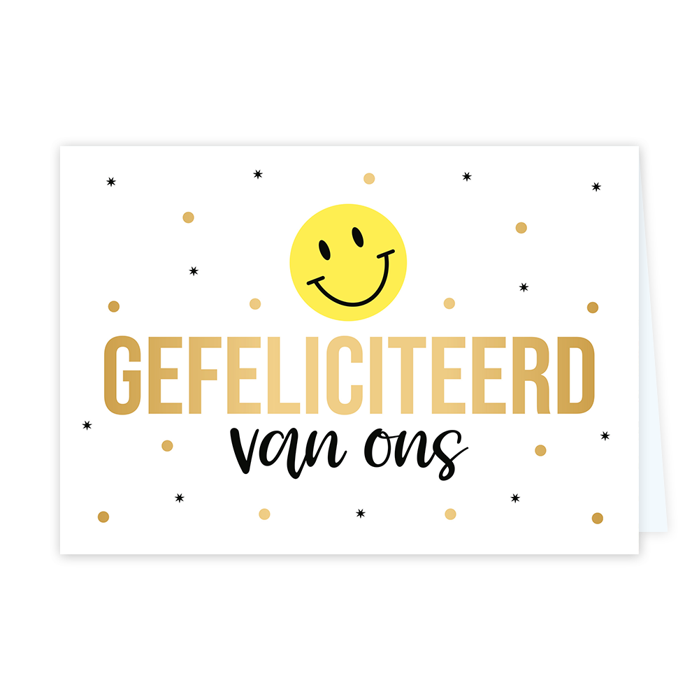 Gefeliciteerd van ons - Formaat: Standaard - Vorm: Liggend - Felicitatiekaart - Op deze wenskaart staat een witte achtergrond verspreid met kleine zwarte sterretjes en gouden stipjes. Bovenin bevindt zich een gele smiley met een vrolijke glimlach. Daaronder staat in grote, gouden hoofdletters de tekst GEFELICITEERD, en daaronder in speelse, zwarte letters van ons. - Snelwenskaart