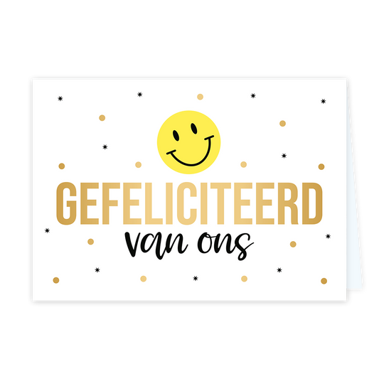 Gefeliciteerd van ons - Formaat: Standaard - Vorm: Liggend - Felicitatiekaart - Op deze wenskaart staat een witte achtergrond verspreid met kleine zwarte sterretjes en gouden stipjes. Bovenin bevindt zich een gele smiley met een vrolijke glimlach. Daaronder staat in grote, gouden hoofdletters de tekst GEFELICITEERD, en daaronder in speelse, zwarte letters van ons. - Snelwenskaart