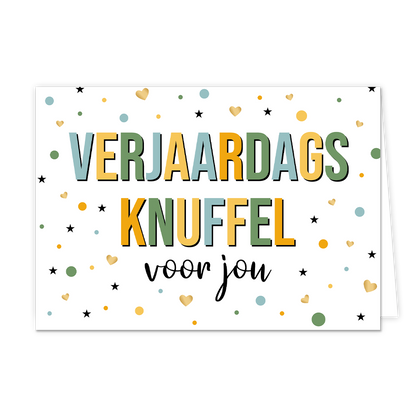 Verjaardagsknuffel voor jou - Formaat: Normaal - Vorm: Liggend - Verjaardagskaart - Op deze wenskaart staan stippen, hartjes en sterren in de kleuren oranje, blauw, groen, zwart en goud. In het midden staat de tekst: "Verjaardagsknuffel voor jou". - Snelwenskaart