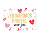 Verjaardags knuffel voor jou - Formaat: Standaard - Vorm: Liggend - Verjaardagskaart - Op deze wenskaart staan meerdere slingers in het goud, rood en roze. Tussen de slingers staan drie harten. In het midden van de kaart staat in het goud de tekst 'verjaardags knuffel' en daaronder staat inhet zwart de tekst 'voor jou'. - Snelwenskaart
