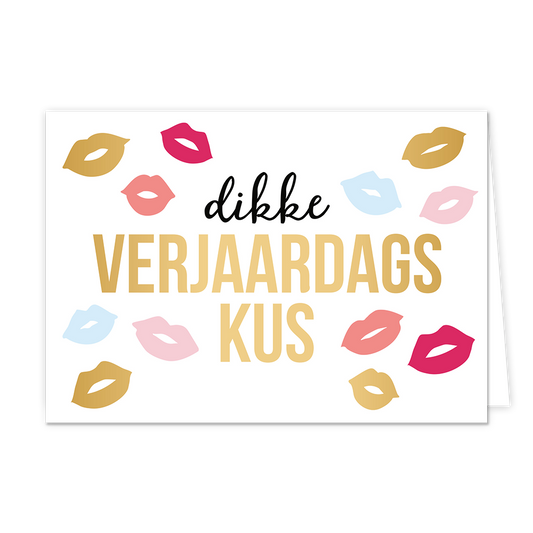 Dikke verjaardags kus met allemaal kusjes - Formaat: Normaal - Vorm: Liggend - Verjaardagskaart - Op deze wenskaart staan gouden, roze en blauwe lippen. In het midden staat in het zwart de tekst 'dikke' en in het goud de tekst 'verjaardags kus'. - Snelwenskaart