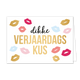 Dikke verjaardags kus met allemaal kusjes - Formaat: Standaard - Vorm: Liggend - Verjaardagskaart - Op deze wenskaart staan gouden, roze en blauwe lippen. In het midden staat in het zwart de tekst 'dikke' en in het goud de tekst 'verjaardags kus'. - Snelwenskaart