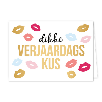 Op deze wenskaart staan gouden, roze en blauwe lippen. In het midden staat in het zwart de tekst 'dikke' en in het goud de tekst 'verjaardags kus'. 