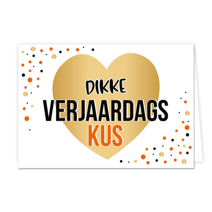 Dikke verjaardagskus - Formaat: Normaal - Vorm: Liggend - Verjaardagskaart - Op deze wenskaart staat een groot gouden hart daar omheen stippen ind e kleuren oranje, zwart en goud. In het midden staat de tekst: "Dikke verjaardagskus". - Snelwenskaart